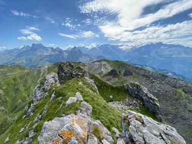 Uri Alp Dağları 'ndaki Melchsee ya da Melch Gölü' nün yukarısındaki Rocky alp zirveleri, Kerns - Obwald Kantonu, İsviçre (Kanton Obwalden, Schweiz)