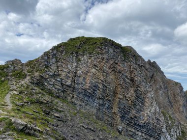Uri Alp Dağları 'ndaki Melchsee ya da Melch Gölü' nün yukarısındaki Rocky alp zirveleri, Kerns - Obwald Kantonu, İsviçre (Kanton Obwalden, Schweiz)