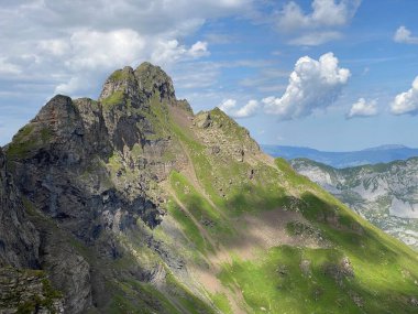 Uri Alp Dağları 'ndaki Melchsee ya da Melch Gölü' nün yukarısındaki Rocky alp zirveleri, Kerns - Obwald Kantonu, İsviçre (Kanton Obwalden, Schweiz)