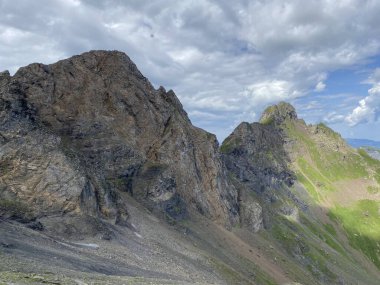 Uri Alp Dağları 'ndaki Melchsee ya da Melch Gölü' nün yukarısındaki Rocky alp zirveleri, Kerns - Obwald Kantonu, İsviçre (Kanton Obwalden, Schweiz)