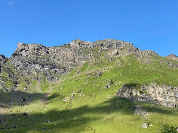 Uri Alp Dağları 'ndaki Melchsee ya da Melch Gölü' nün yukarısındaki Rocky alp zirveleri, Kerns - Obwald Kantonu, İsviçre (Kanton Obwalden, Schweiz)