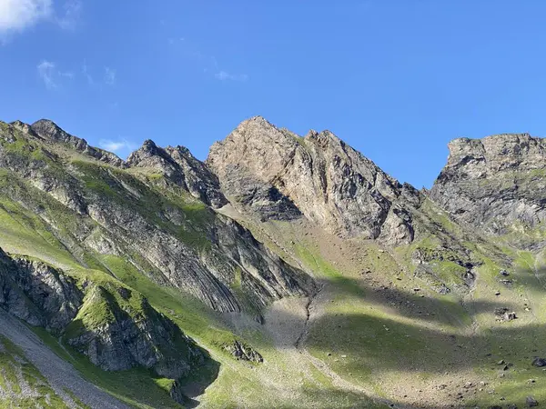 Uri Alp Dağları 'ndaki Melchsee ya da Melch Gölü' nün yukarısındaki Rocky alp zirveleri, Kerns - Obwald Kantonu, İsviçre (Kanton Obwalden, Schweiz)