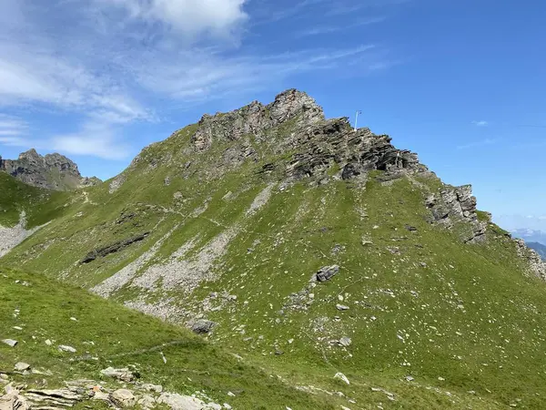 Uri Alp Dağları 'ndaki Melchsee ya da Melch Gölü' nün yukarısındaki Rocky alp zirveleri, Kerns - Obwald Kantonu, İsviçre (Kanton Obwalden, Schweiz)