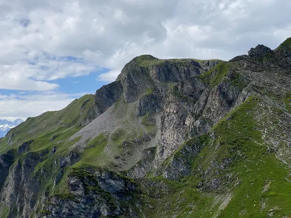 Uri Alp Dağları 'ndaki Melchsee ya da Melch Gölü' nün yukarısındaki Rocky alp zirveleri, Kerns - Obwald Kantonu, İsviçre (Kanton Obwalden, Schweiz)