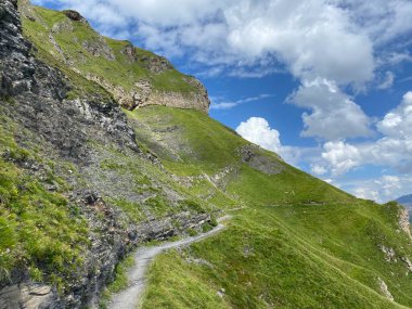 Melchtal Alp Vadisi 'nin yamaçlarında ve Uri Alp Dağları' nda bulunan Kerns Kantonu Obwalden, İsviçre (Kanton Obwald, Schweiz)