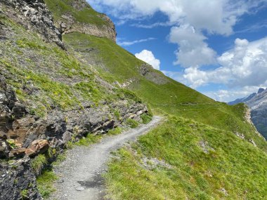 Melchtal Alp Vadisi 'nin yamaçlarında ve Uri Alp Dağları' nda bulunan Kerns Kantonu Obwalden, İsviçre (Kanton Obwald, Schweiz)