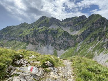 Melchtal Alp Vadisi 'nin yamaçlarında ve Uri Alp Dağları' nda bulunan Kerns Kantonu Obwalden, İsviçre (Kanton Obwald, Schweiz)