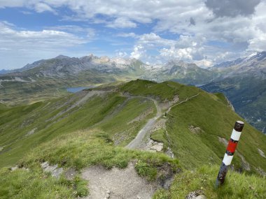 Melchtal Alp Vadisi 'nin yamaçlarında ve Uri Alp Dağları' nda bulunan Kerns Kantonu Obwalden, İsviçre (Kanton Obwald, Schweiz)