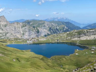 Uri Alp Dağları 'ndaki Melchsee ya da Melch Gölü, Kerns - İsviçre' nin Obwald Kantonu (Kanton Obwalden, Schweiz)
