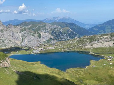 Uri Alp Dağları 'ndaki Melchsee ya da Melch Gölü, Kerns - İsviçre' nin Obwald Kantonu (Kanton Obwalden, Schweiz)