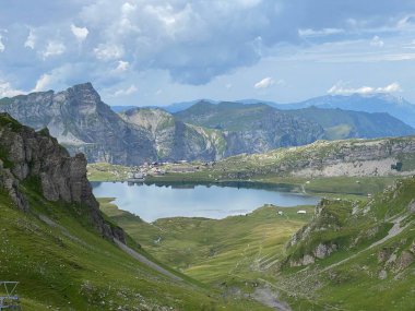 Uri Alp Dağları 'ndaki Melchsee ya da Melch Gölü, Kerns - İsviçre' nin Obwald Kantonu (Kanton Obwalden, Schweiz)