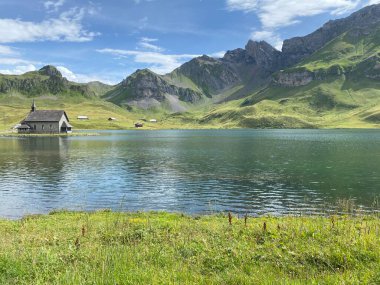 Uri Alp Dağları 'ndaki Melchsee ya da Melch Gölü, Kerns - İsviçre' nin Obwald Kantonu (Kanton Obwalden, Schweiz)