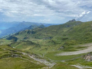 Uri Alp dağlarının yamaçlarındaki çayırlarda ve çayırlarda, Melchtal - Obwalden Kantonu, İsviçre (Kanton Obwald, Schweiz)