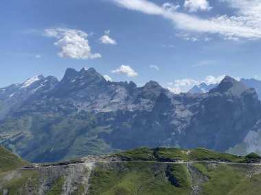 Uri Alplerdeki Melchsee Gölü veya Melch Gölü 'nün tepelerinden Urner Alpen manzarası, Kerns - Obwald Kantonu, İsviçre (Kanton Obwalden, Schweiz)