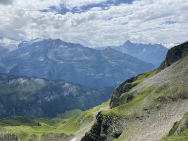 Uri Alplerdeki Melchsee Gölü veya Melch Gölü 'nün tepelerinden Urner Alpen manzarası, Kerns - Obwald Kantonu, İsviçre (Kanton Obwalden, Schweiz)