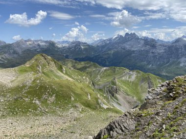 Uri Alplerdeki Melchsee Gölü veya Melch Gölü 'nün tepelerinden Urner Alpen manzarası, Kerns - Obwald Kantonu, İsviçre (Kanton Obwalden, Schweiz)