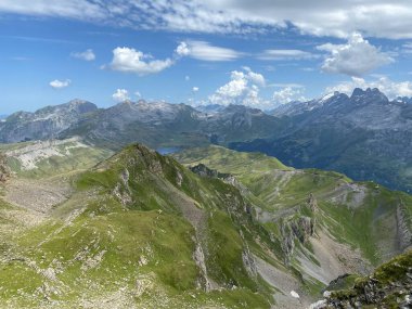 Uri Alplerdeki Melchsee Gölü veya Melch Gölü 'nün tepelerinden Urner Alpen manzarası, Kerns - Obwald Kantonu, İsviçre (Kanton Obwalden, Schweiz)
