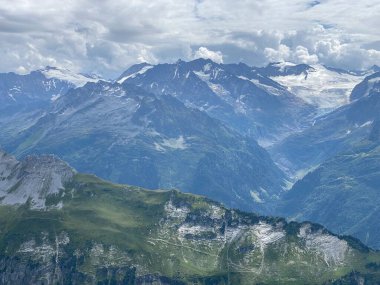 Uri Alplerdeki Melchsee Gölü veya Melch Gölü 'nün tepelerinden Urner Alpen manzarası, Kerns - Obwald Kantonu, İsviçre (Kanton Obwalden, Schweiz)