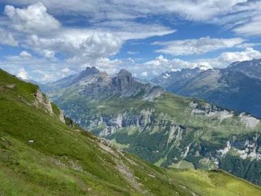 Uri Alplerdeki Melchsee Gölü veya Melch Gölü 'nün tepelerinden Urner Alpen manzarası, Kerns - Obwald Kantonu, İsviçre (Kanton Obwalden, Schweiz)