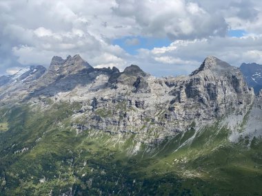 Uri Alplerdeki Melchsee Gölü veya Melch Gölü 'nün tepelerinden Urner Alpen manzarası, Kerns - Obwald Kantonu, İsviçre (Kanton Obwalden, Schweiz)