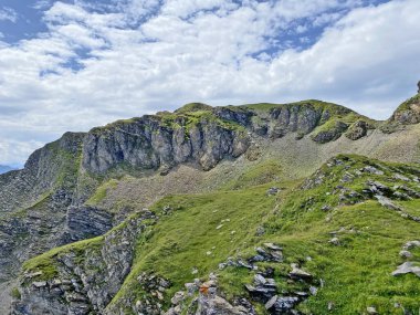 Uri Alp Dağları 'ndaki Melchsee ya da Melch Gölü' nün yukarısındaki Rocky alp zirveleri, Kerns - Obwald Kantonu, İsviçre (Kanton Obwalden, Schweiz)