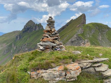 Uri Alp Dağları 'ndaki Melchsee ya da Melch Gölü' nün yukarısındaki Rocky alp zirveleri, Kerns - Obwald Kantonu, İsviçre (Kanton Obwalden, Schweiz)