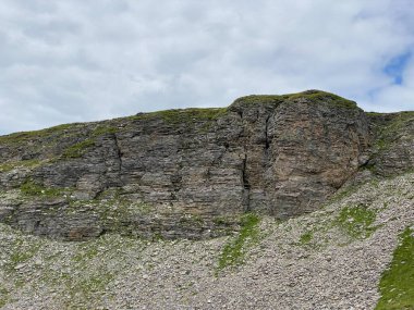 Uri Alp Dağları 'ndaki Melchsee ya da Melch Gölü' nün yukarısındaki Rocky alp zirveleri, Kerns - Obwald Kantonu, İsviçre (Kanton Obwalden, Schweiz)