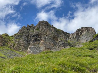Uri Alp Dağları 'ndaki Melchsee ya da Melch Gölü' nün yukarısındaki Rocky alp zirveleri, Kerns - Obwald Kantonu, İsviçre (Kanton Obwalden, Schweiz)