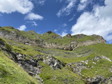 Uri Alp Dağları 'ndaki Melchsee ya da Melch Gölü' nün yukarısındaki Rocky alp zirveleri, Kerns - Obwald Kantonu, İsviçre (Kanton Obwalden, Schweiz)