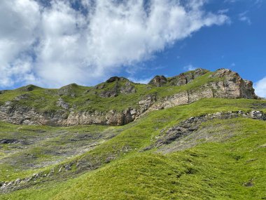 Uri Alp Dağları 'ndaki Melchsee ya da Melch Gölü' nün yukarısındaki Rocky alp zirveleri, Kerns - Obwald Kantonu, İsviçre (Kanton Obwalden, Schweiz)