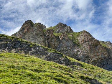 Uri Alp Dağları 'ndaki Melchsee ya da Melch Gölü' nün yukarısındaki Rocky alp zirveleri, Kerns - Obwald Kantonu, İsviçre (Kanton Obwalden, Schweiz)