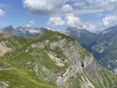 Uri Alp Dağları 'ndaki Melchsee ya da Melch Gölü' nün yukarısındaki Rocky alp zirveleri, Kerns - Obwald Kantonu, İsviçre (Kanton Obwalden, Schweiz)