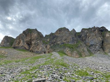 Uri Alp Dağları 'ndaki Melchsee ya da Melch Gölü' nün yukarısındaki Rocky alp zirveleri, Kerns - Obwald Kantonu, İsviçre (Kanton Obwalden, Schweiz)