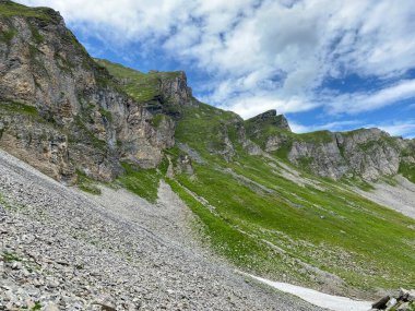 Uri Alp Dağları 'ndaki Melchsee ya da Melch Gölü' nün yukarısındaki Rocky alp zirveleri, Kerns - Obwald Kantonu, İsviçre (Kanton Obwalden, Schweiz)