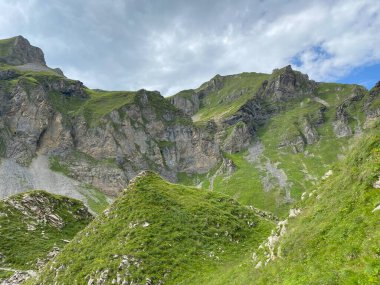 Uri Alp Dağları 'ndaki Melchsee ya da Melch Gölü' nün yukarısındaki Rocky alp zirveleri, Kerns - Obwald Kantonu, İsviçre (Kanton Obwalden, Schweiz)