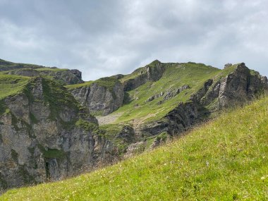 Uri Alp Dağları 'ndaki Melchsee ya da Melch Gölü' nün yukarısındaki Rocky alp zirveleri, Kerns - Obwald Kantonu, İsviçre (Kanton Obwalden, Schweiz)