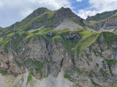 Uri Alp Dağları 'ndaki Melchsee ya da Melch Gölü' nün yukarısındaki Rocky alp zirveleri, Kerns - Obwald Kantonu, İsviçre (Kanton Obwalden, Schweiz)