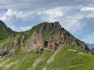 Uri Alp Dağları 'ndaki Melchsee ya da Melch Gölü' nün yukarısındaki Rocky alp zirveleri, Kerns - Obwald Kantonu, İsviçre (Kanton Obwalden, Schweiz)