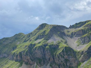 Uri Alp Dağları 'ndaki Melchsee ya da Melch Gölü' nün yukarısındaki Rocky alp zirveleri, Kerns - Obwald Kantonu, İsviçre (Kanton Obwalden, Schweiz)