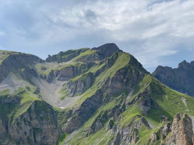 Uri Alp Dağları 'ndaki Melchsee ya da Melch Gölü' nün yukarısındaki Rocky alp zirveleri, Kerns - Obwald Kantonu, İsviçre (Kanton Obwalden, Schweiz)