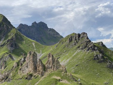Uri Alp Dağları 'ndaki Melchsee ya da Melch Gölü' nün yukarısındaki Rocky alp zirveleri, Kerns - Obwald Kantonu, İsviçre (Kanton Obwalden, Schweiz)