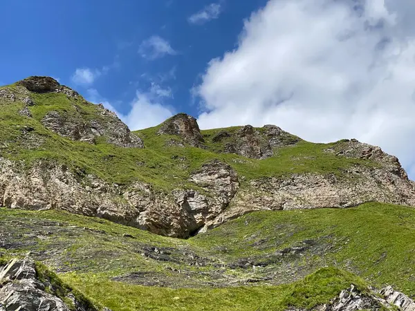 Uri Alp Dağları 'ndaki Melchsee ya da Melch Gölü' nün yukarısındaki Rocky alp zirveleri, Kerns - Obwald Kantonu, İsviçre (Kanton Obwalden, Schweiz)