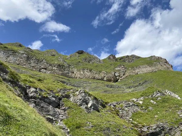 Uri Alp Dağları 'ndaki Melchsee ya da Melch Gölü' nün yukarısındaki Rocky alp zirveleri, Kerns - Obwald Kantonu, İsviçre (Kanton Obwalden, Schweiz)