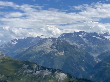 İsviçre Alpleri 'ndeki Uri Alpleri' nin üzerinde güzel fotojenik bulutlar. İsviçre 'nin Obwald Kantonu (Kanton Obwalden, Schweiz)