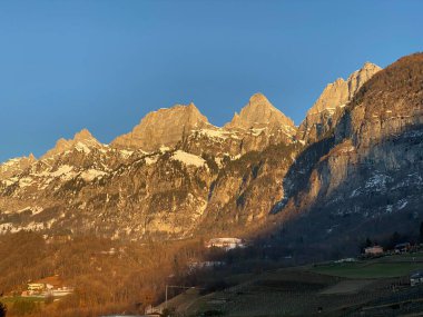 Walensee Gölü ve İsviçre 'nin Walenstadtberg kasabası (Die Steilen Felsgipfel der Churfirst stengruppe des Walensee, Schweiz) üzerindeki Churfirsten dağ sırasının dik kayalıkları.)