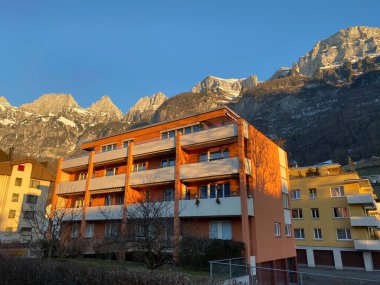 Walensee Gölü ve İsviçre 'nin Walenstadtberg kasabası (Die Steilen Felsgipfel der Churfirst stengruppe des Walensee, Schweiz) üzerindeki Churfirsten dağ sırasının dik kayalıkları.)