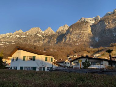 Walensee Gölü ve İsviçre 'nin Walenstadtberg kasabası (Die Steilen Felsgipfel der Churfirst stengruppe des Walensee, Schweiz) üzerindeki Churfirsten dağ sırasının dik kayalıkları.)