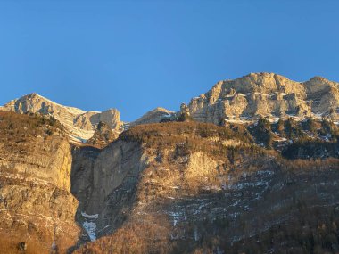 Walensee Gölü ve İsviçre 'nin Walenstadtberg kasabası (Die Steilen Felsgipfel der Churfirst stengruppe des Walensee, Schweiz) üzerindeki Churfirsten dağ sırasının dik kayalıkları.)