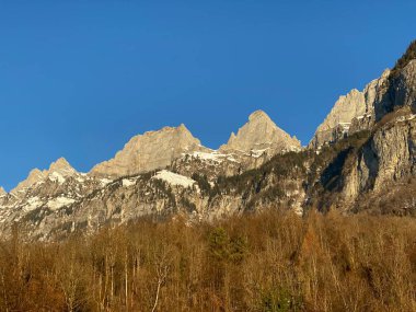 Walensee Gölü ve İsviçre 'nin Walenstadtberg kasabası (Die Steilen Felsgipfel der Churfirst stengruppe des Walensee, Schweiz) üzerindeki Churfirsten dağ sırasının dik kayalıkları.)