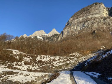 Walensee Gölü ve İsviçre 'nin Walenstadtberg kasabası (Die Steilen Felsgipfel der Churfirst stengruppe des Walensee, Schweiz) üzerindeki Churfirsten dağ sırasının dik kayalıkları.)